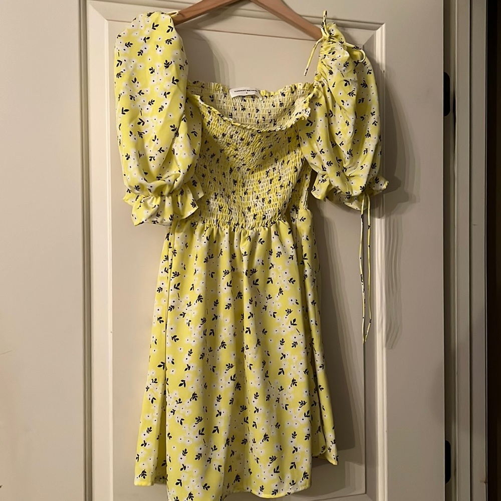 Yellow short dress with flower pattern